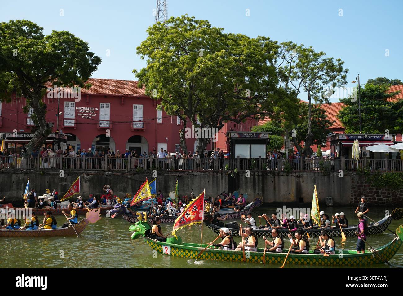 I membri del team di Dragon boat si preparano per la pratica sul fiume Malacca durante il 41° Festival Melaka Dragon Boat a Malacca, Malesia. Foto Stock