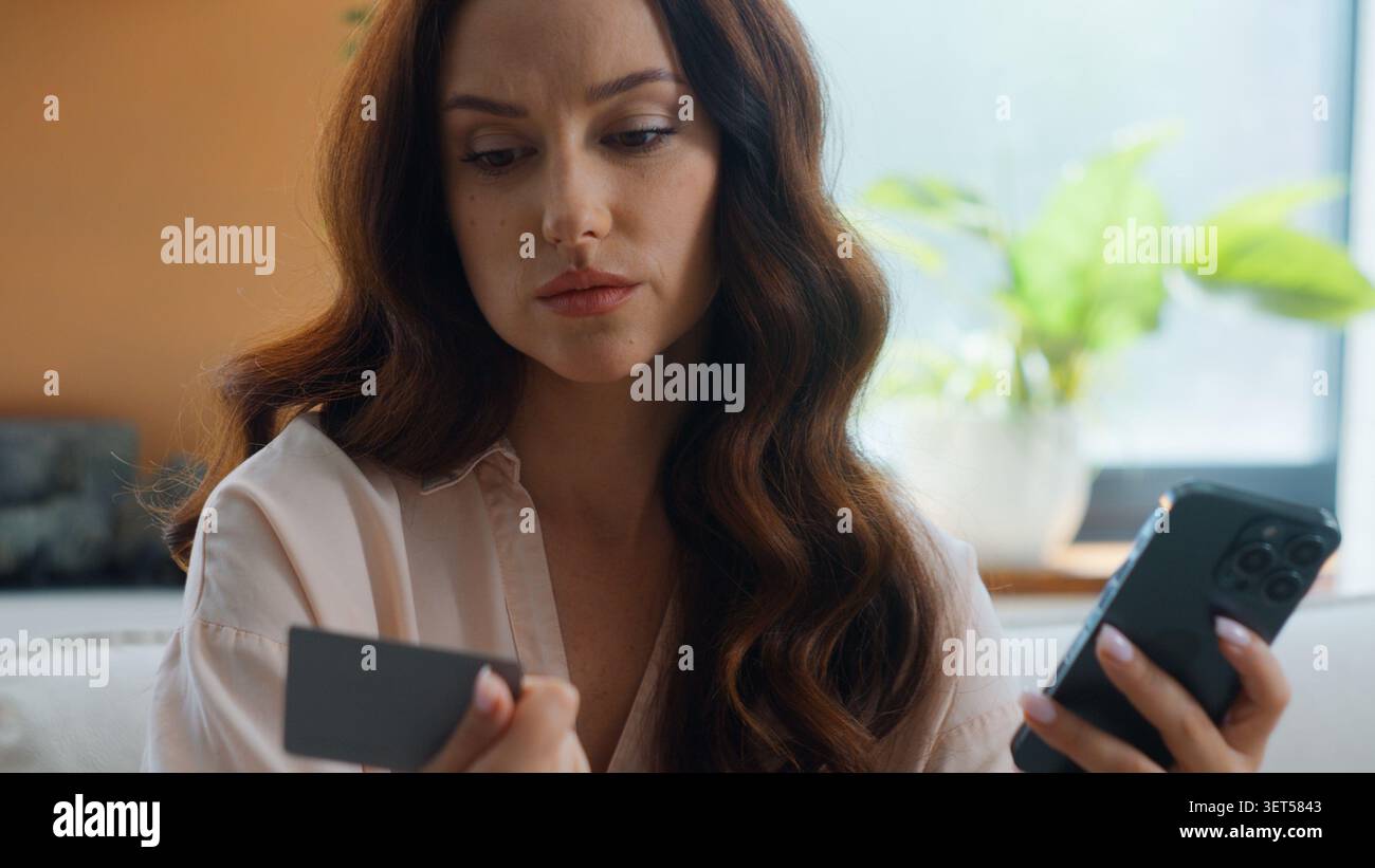 Irritata e stressata donna caucasica ha problemi di blocco degli acquisti con carta di credito con guasto del telefono cellulare mancato pagamento numero di sicurezza errato Foto Stock