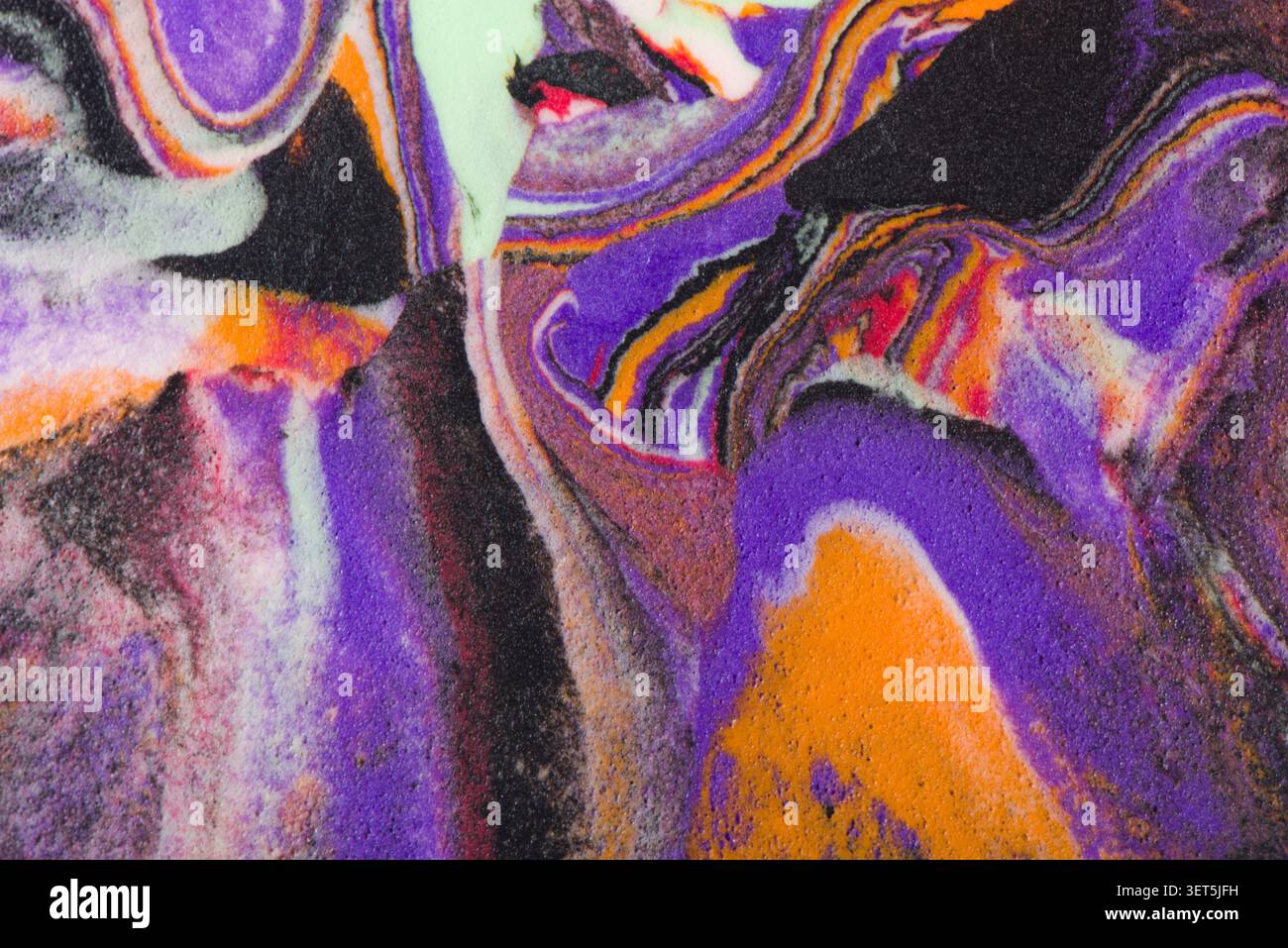Colori vivaci e vorticosi di viola, arancione e nero per creare una texture astratta in schiuma Foto Stock