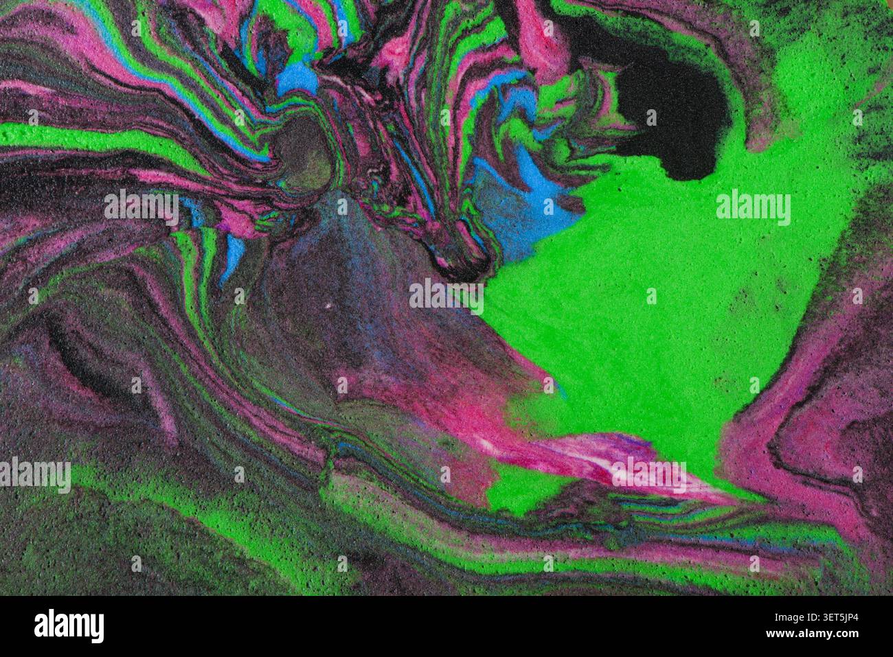 Liquido vibrante e vorticoso che crea uno sfondo astratto colorato con texture di vernice Foto Stock