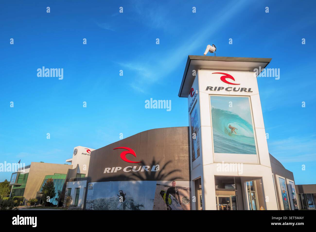 L'esterno della sede centrale di Rip Curl a Torquay, in Australia, mostra il logo dell'azienda e le grandi immagini da surf, incorniciate da un'architettura moderna Foto Stock