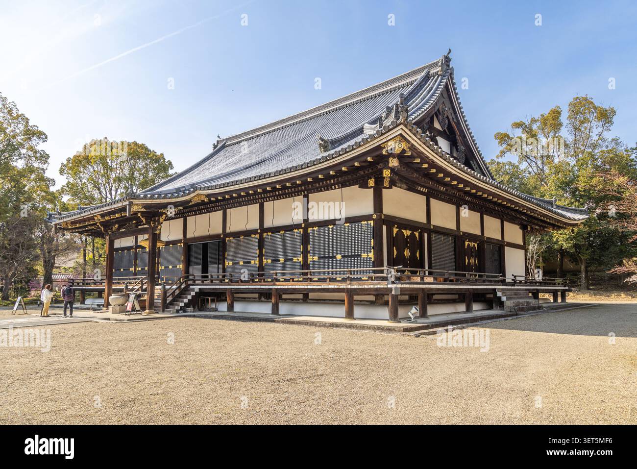 Vista laterale del Kondo Golden Hall, Tesoro Nazionale del Tempio Ninnaji a Kyoto, Giappone. Foto Stock