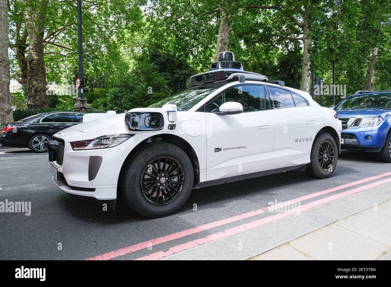 Collaudo e mappatura di un veicolo elettrico Jaguar i-pace su London Road, Victoria Embankment, Londra, Regno Unito Foto Stock