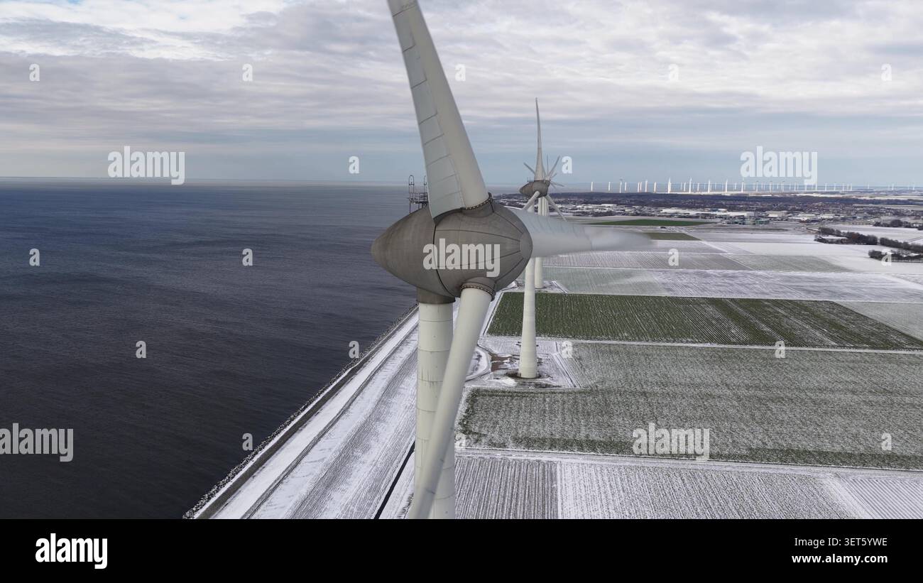 Pale delle turbine eoliche rotanti per la generazione di energia pulita Foto Stock