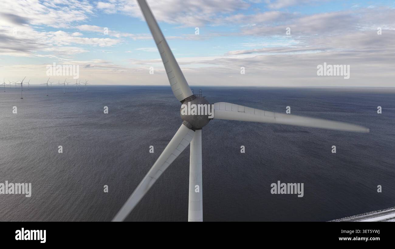 Pale per turbine eoliche offshore che generano energia rinnovabile Foto Stock