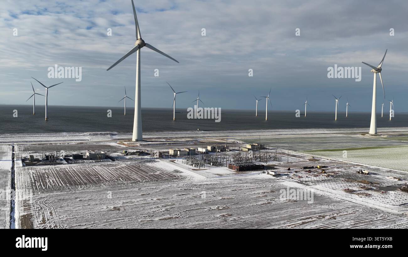 Turbine eoliche offshore che generano energia pulita in inverno Foto Stock