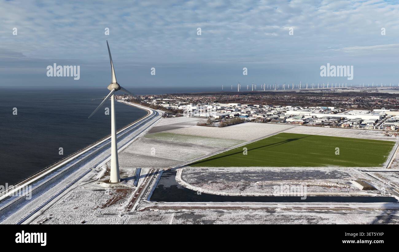 Vista aerea di turbine eoliche che generano energia nel paesaggio invernale Foto Stock
