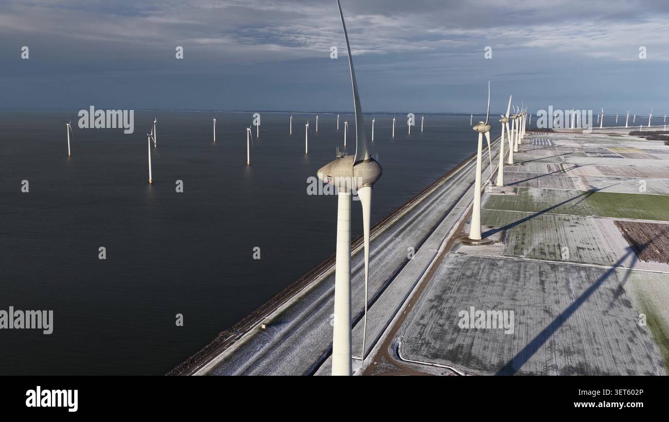 Vista aerea delle turbine eoliche che generano energia rinnovabile Foto Stock