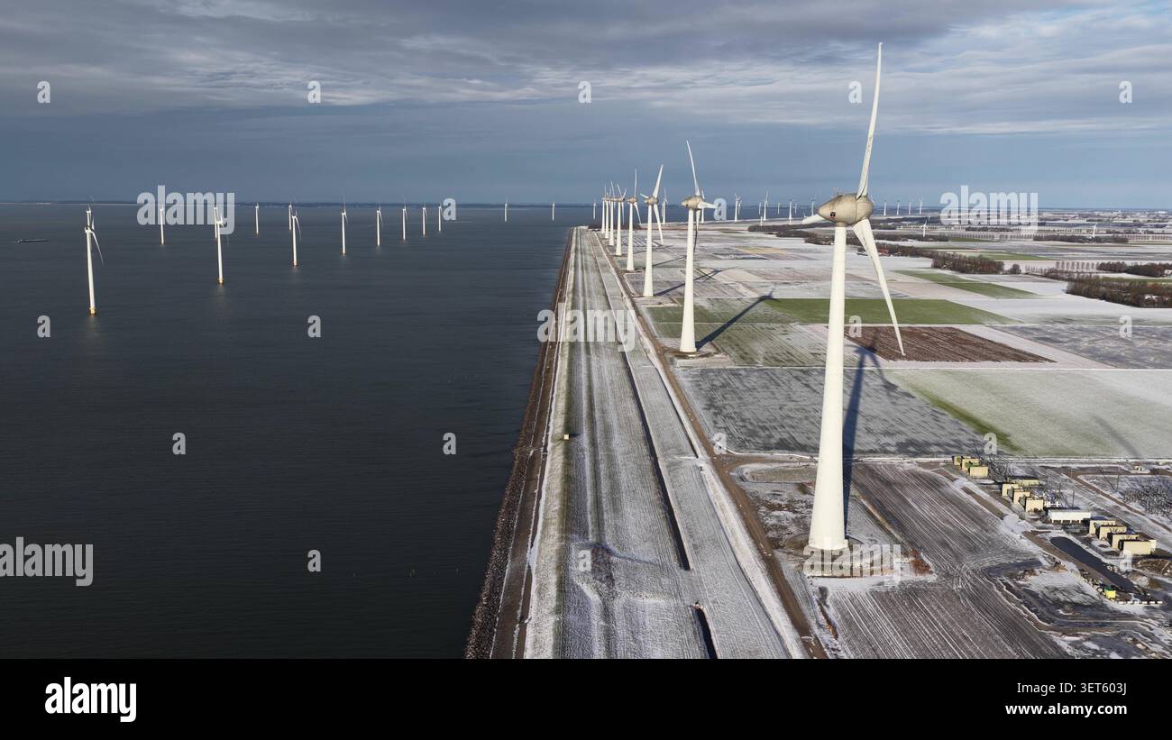 Turbine eoliche onshore e offshore che generano energia pulita Foto Stock