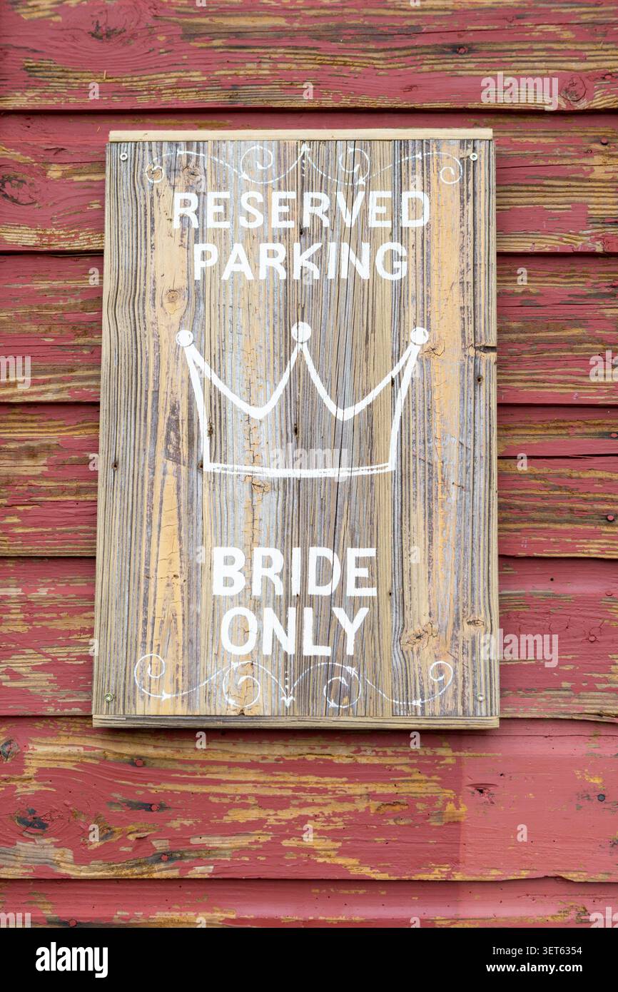 Cartello per il parcheggio riservato per matrimoni con Crown for Wedding Ceremony Foto Stock