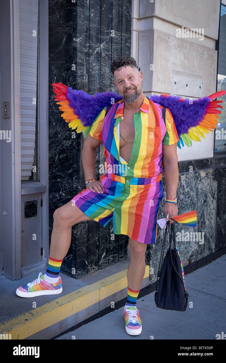 Un uomo gay con le ali posa per una foto all'inizio della Poughkeepsie Pride Parade del 2026. Foto Stock
