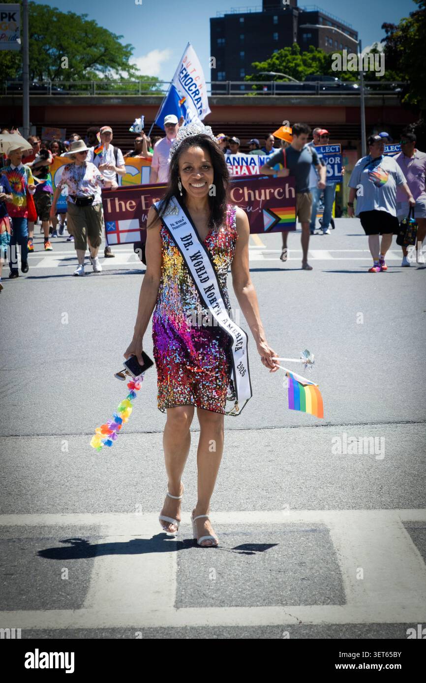 La dottoressa Jackie Berry indossa una corona e la sua fascia Dr. World North America 2026 mentre marcia nella Poughkeepsie Pride Parade del 2026. Foto Stock