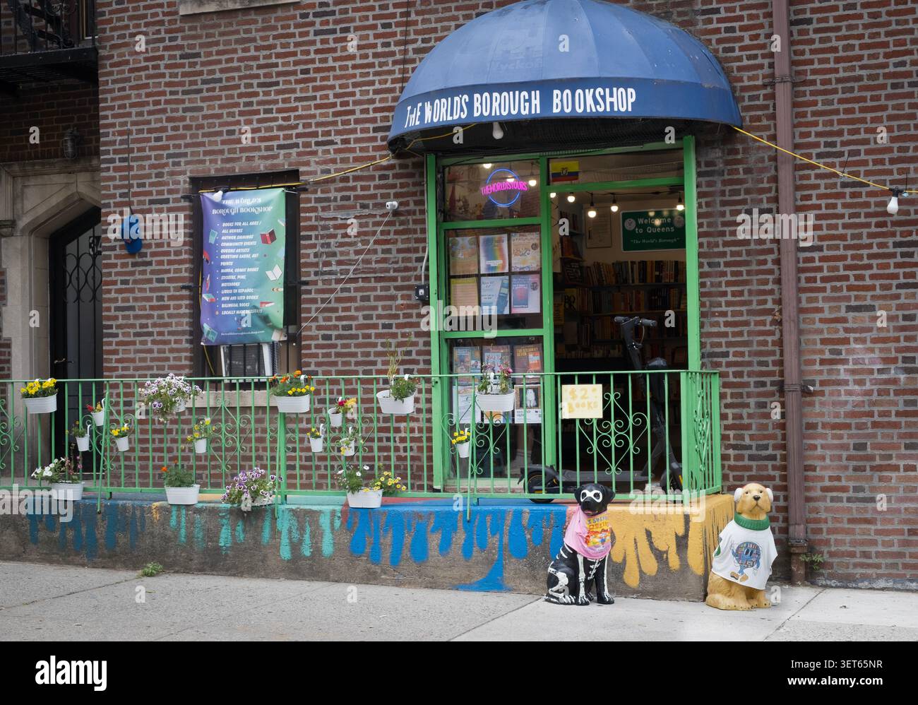 L'esterno della Worlds Borough Bookshop, che vende solo libri BIPOC Black e indigeni. A Jackson Heights, Queens, New York Foto Stock