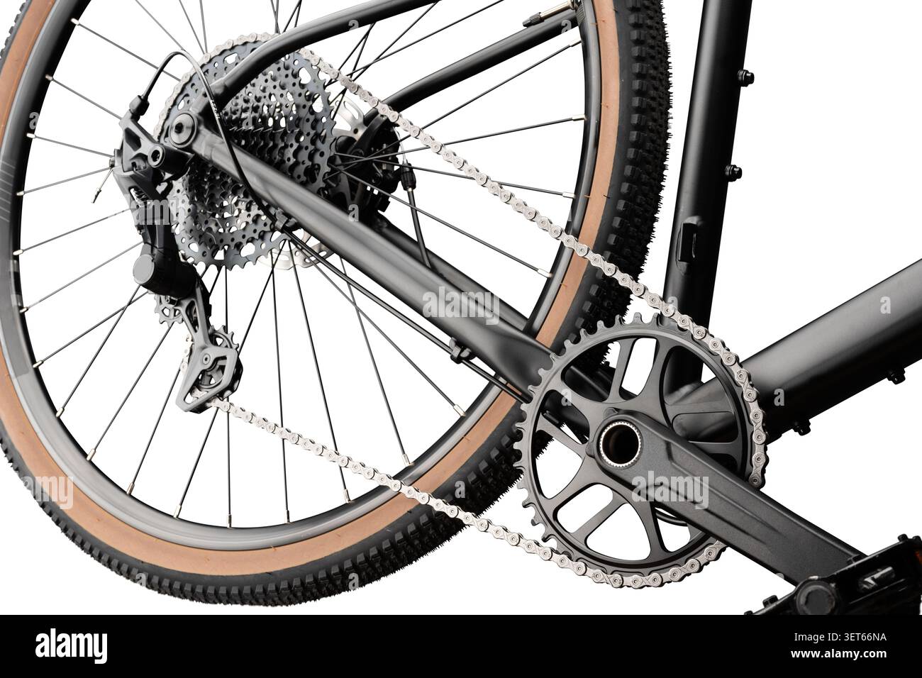 Primo piano di una Gravel bike. Cassetta, catena, guarnitura e pneumatico a parete marrone su sfondo bianco. Foto Stock
