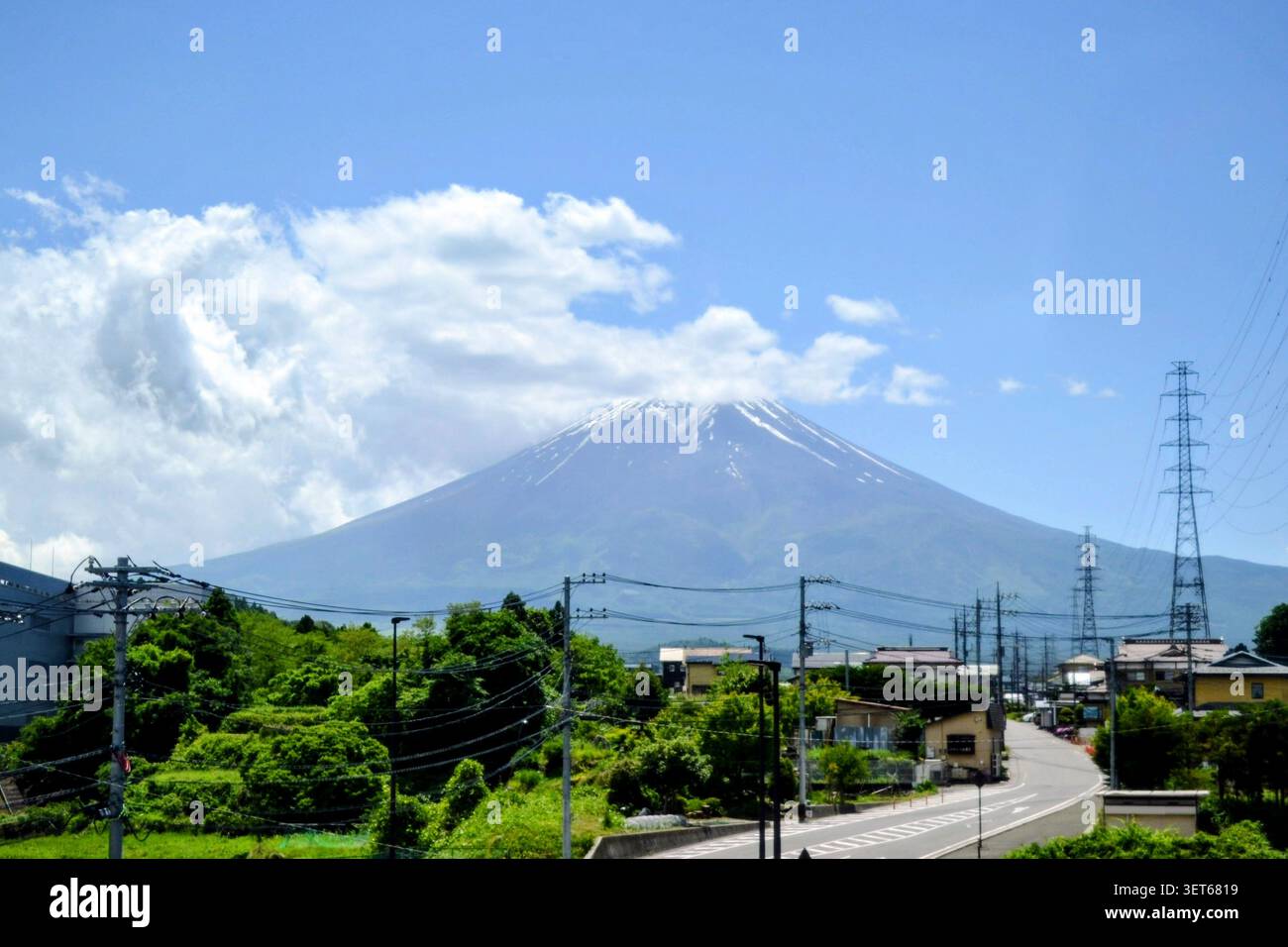 Il monte Fuji visto da un'area rurale in una giornata limpida, Giappone Foto Stock