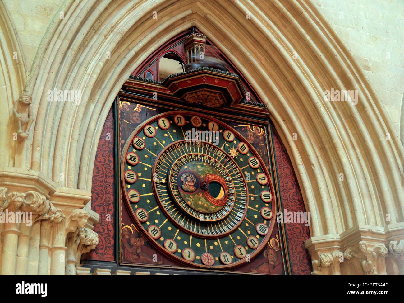 Il famoso orologio astronomico Wells del XIV secolo si pensa sia il secondo orologio più antico della Gran Bretagna, la cattedrale di Wells, Wells, Somerset. Foto Stock