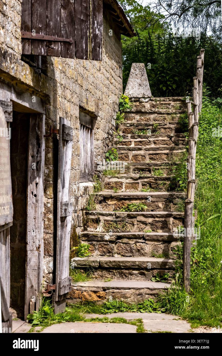 Una serie di gradini in pietra al lato del Luggershall Watermill al Weald & Downland Living Museum, Chichester, UK Foto Stock