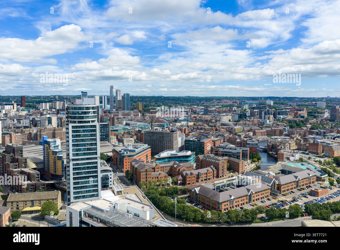Vista aerea panoramica del centro di Leeds con Bridgewater Place Leeds Dock moderni edifici per uffici magazzini storici e lo skyline della città ben Foto Stock