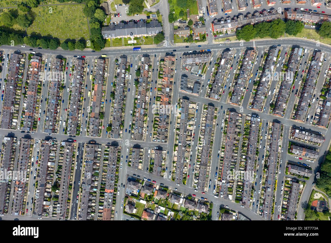 Veduta aerea di case vittoriane a schiera densamente popolate a Leeds che mostrano strade residenziali auto parcheggiate reti stradali locali e quartiere urbano Foto Stock