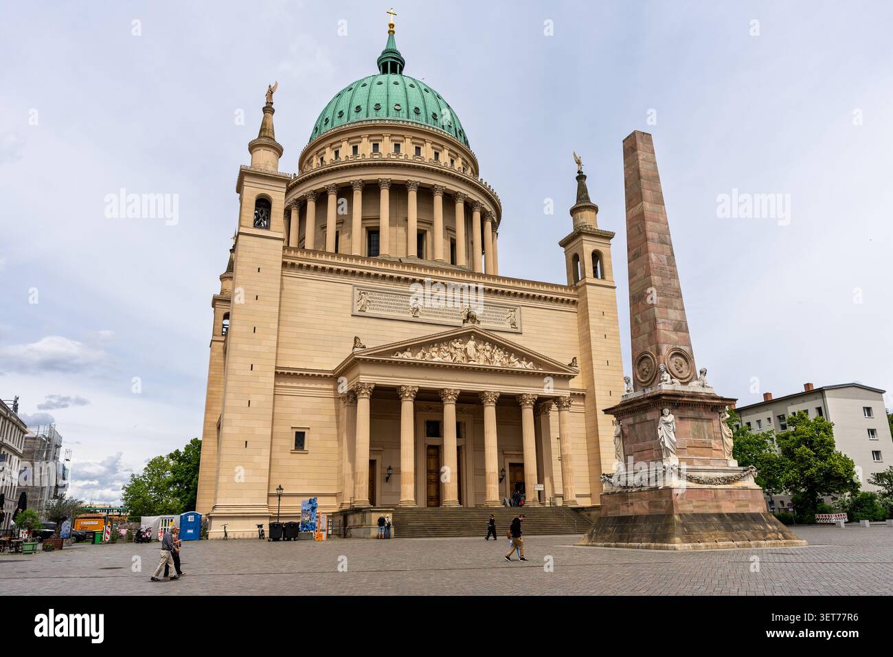 POTSDAM, GERMANIA - 10 GIUGNO 2026: Chiesa di San Nicola e obelisco in piazza Alter Markt. Foto Stock