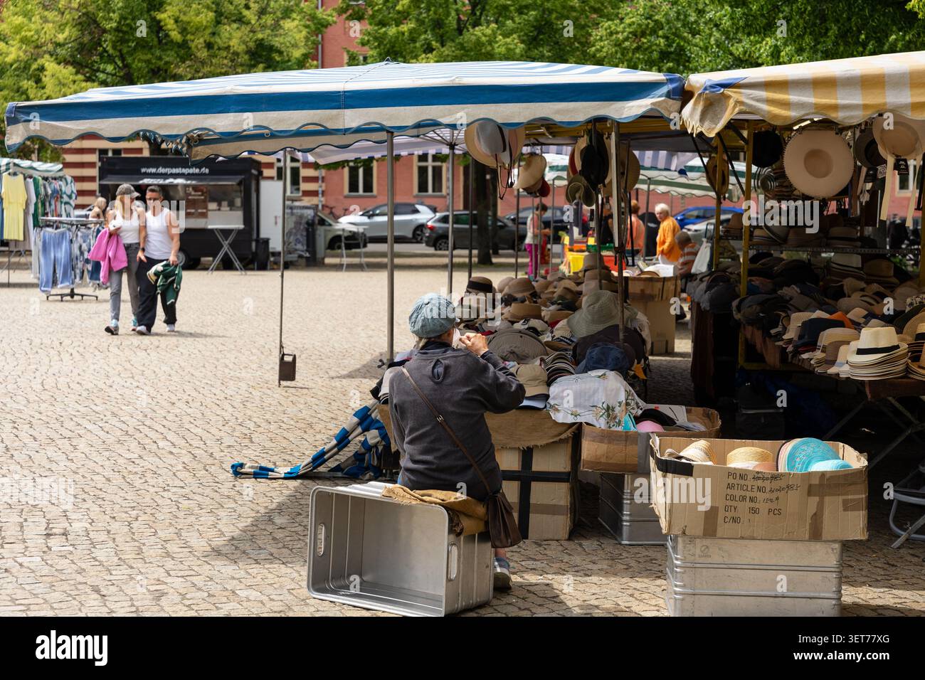 POTSDAM, GERMANIA - 10 GIUGNO 2026: Bancarelle del mercato a Bassinplatz con cappelli e abbigliamento. Foto Stock