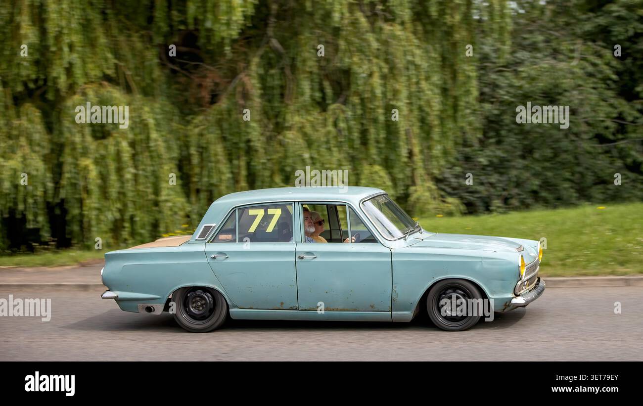 Milton Keynes, Bucks, Regno Unito - 21 giugno 2026: Ford Cortina 1963 azzurra, auto d'epoca su strada britannica Foto Stock
