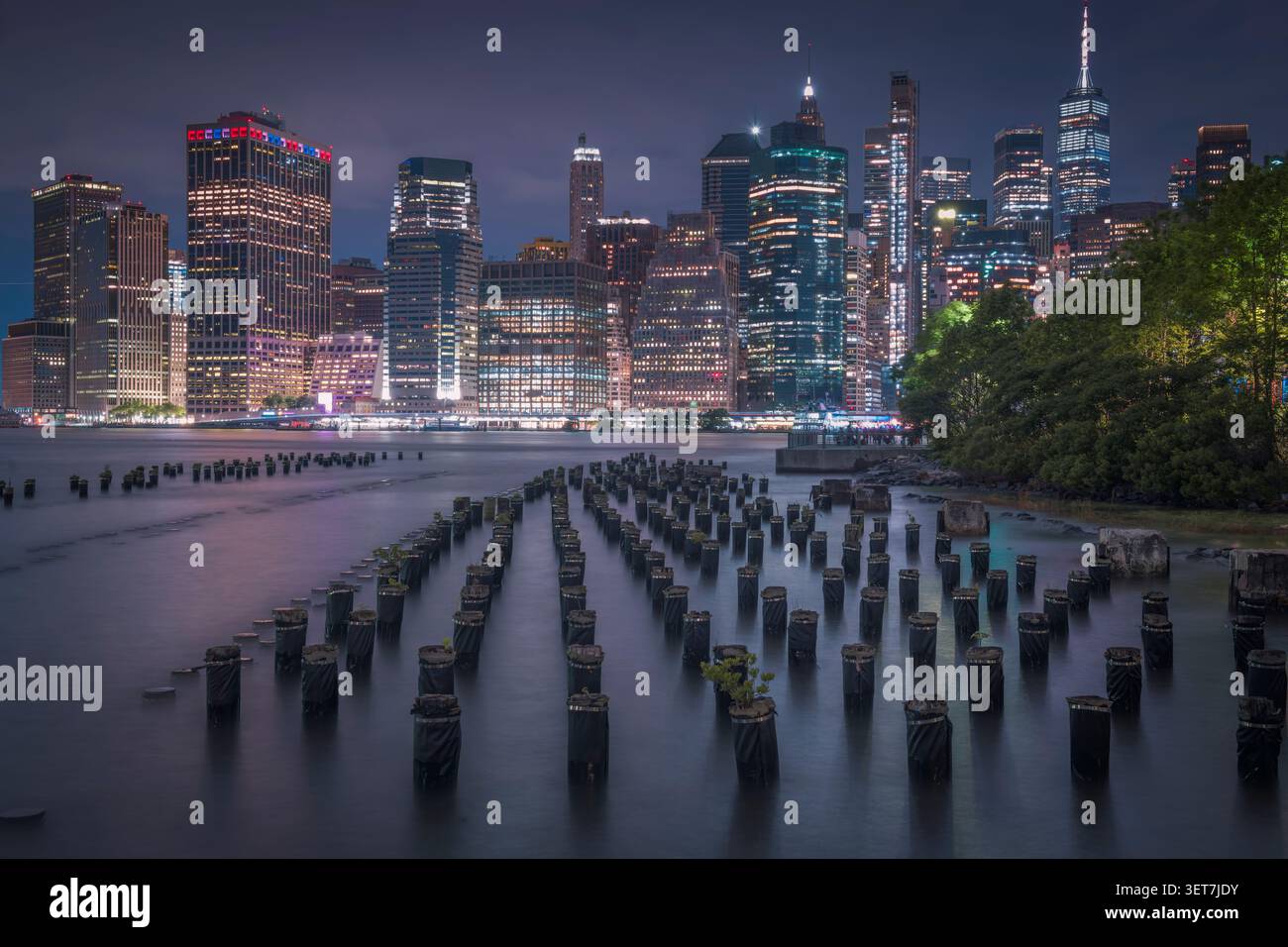 Il vecchio molo 1 sul fiume est di notte Foto Stock