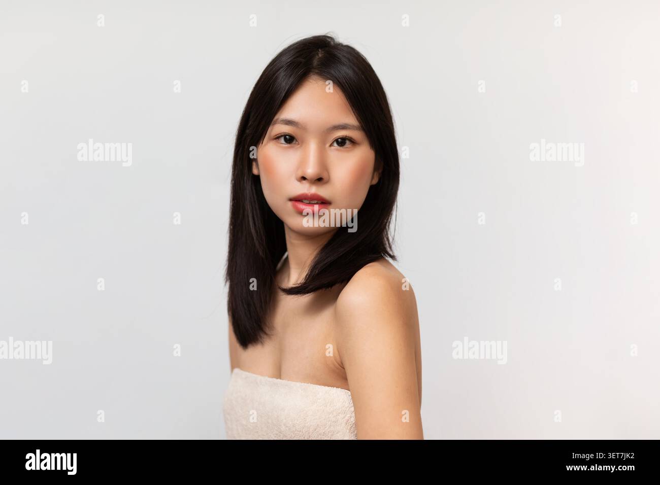 Giovane donna asiatica sorridente con trucco naturale, Studio Portrait, Beauty Concept Foto Stock