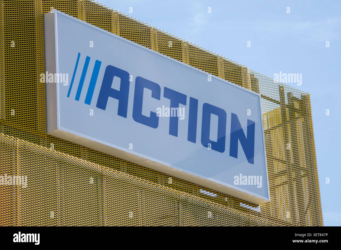 Balerna, Ticino, Svizzera - 17 giugno 2026: Cartello Action Store sulla facciata del centro commerciale in Svizzera. Action è uno sconto internazionale olandese st Foto Stock