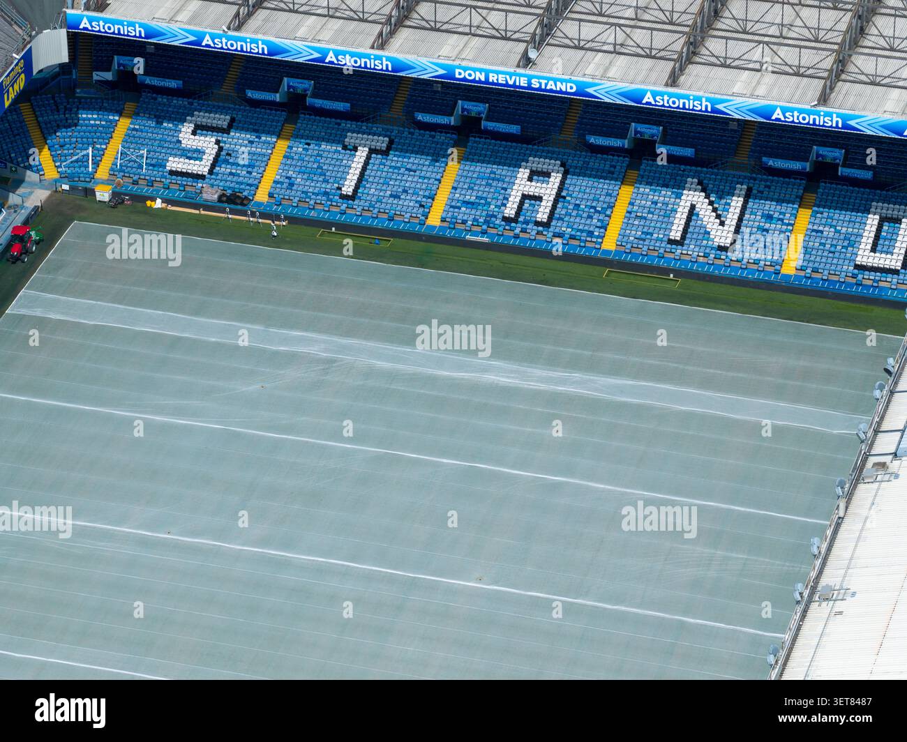 Leeds UK, 19 giugno 2026: Veduta aerea all'interno dello stadio di calcio Elland Road incentrata sul Don Revie Stand con posti a sedere del Leeds United coperti che giocano su Foto Stock