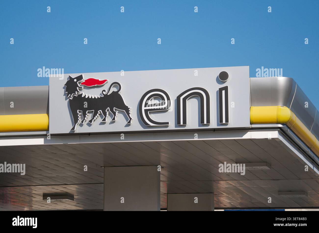 Chiasso, Ticino, Svizzera - 17 giugno 2026: Vista ravvicinata dell'iconico logo aziendale Eni (ente Nazionale idrocarburi) a sei zampe su petr Foto Stock