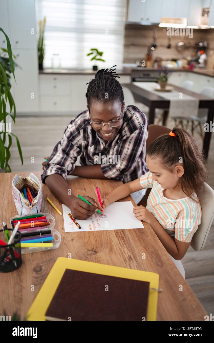 Coinvolgere la creatività: Una sessione di disegno gioiosa a casa Foto Stock
