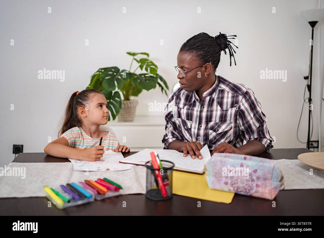 Tempo di legame creativo tra un bambino e un adulto durante le attività artistiche Foto Stock