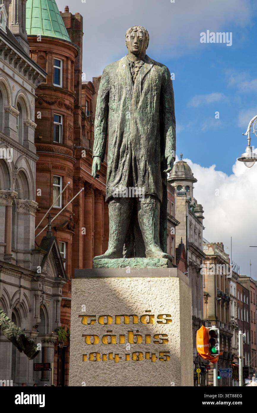 La statua di Thomas Osborne Davis in College Green/Dame Street a Dublino, Irlanda, onora lo scrittore e nazionalista irlandese del XIX secolo (1814-1845). Foto Stock