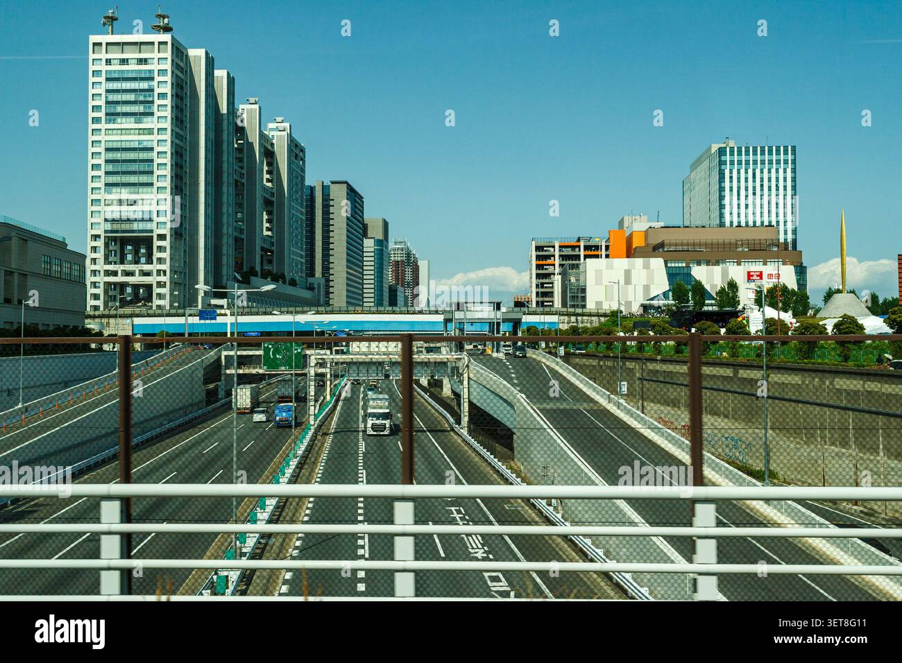 Parco marino di Odaiba. Un ampio parco sulle rive della Baia di Tokyo. Presenta prati verdi, sentieri per passeggiate, caffetterie e ponti di osservazione. Il famoso Rainb Foto Stock