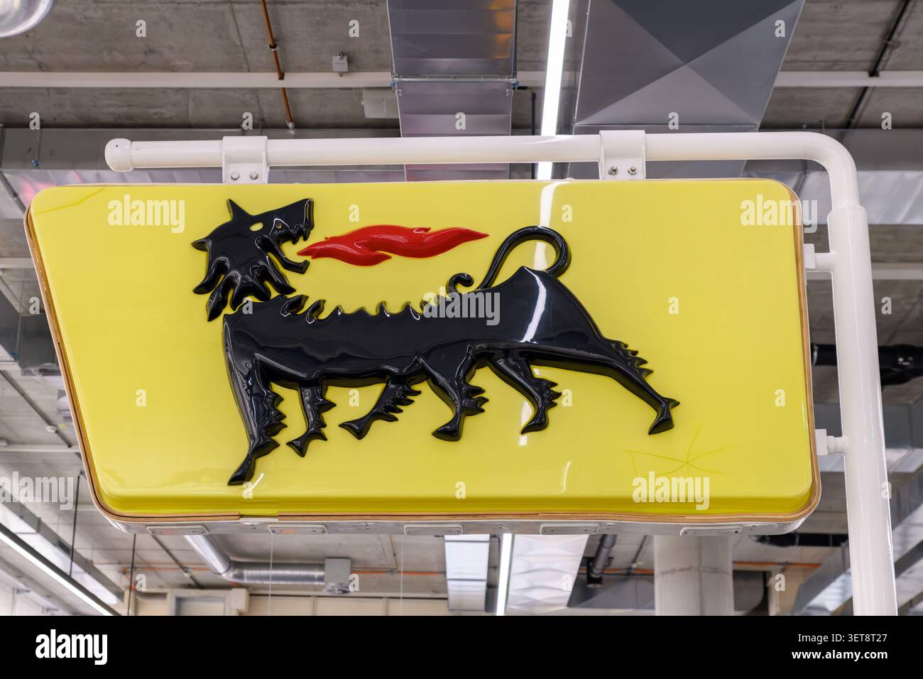 Insegna in smalto Agip vintage con il logo del cane a sei zampe al Pinakothek der moderne di Monaco. Foto Stock