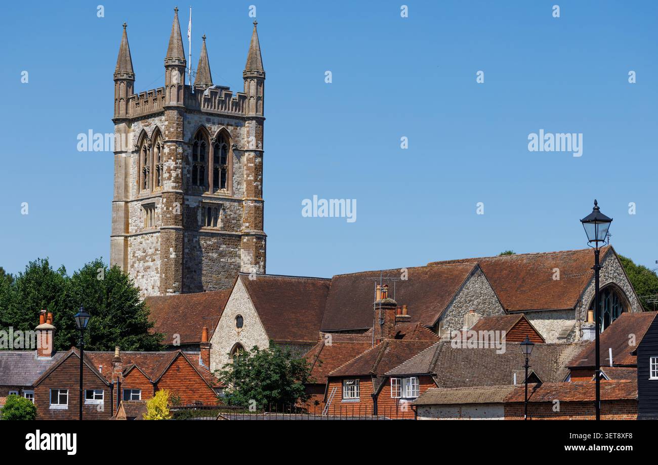 St Andrews Church Tower con case cittadine a Farnham, Inghilterra Foto Stock