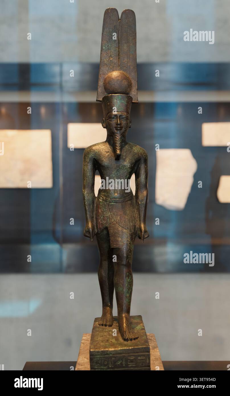 Statuetta in bronzo del dio Amon, 26a dinastia, tardo periodo egiziano. Situato presso il Museo Staatliches Aegyptischer Kunst, Monaco di Baviera. Qualità eccezionale, voti Foto Stock
