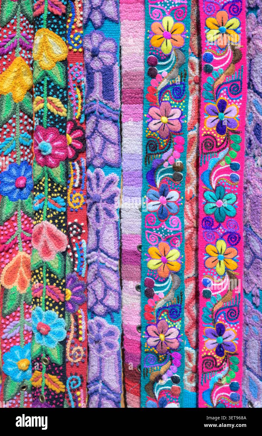 Tessuti di lana di Alpaca con colorate fantasie tradizionali peruviane in un negozio turistico nel centro storico di Cusco, Perù. Foto Stock