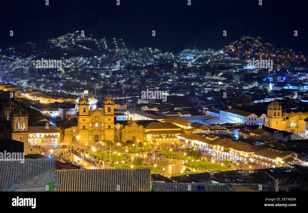 Vista notturna di Cusco, Perù, con ritrovo pubblico nel centro storico illuminato, Plaza de Armas, di fronte alla cattedrale e alla chiesa di Cusco Foto Stock