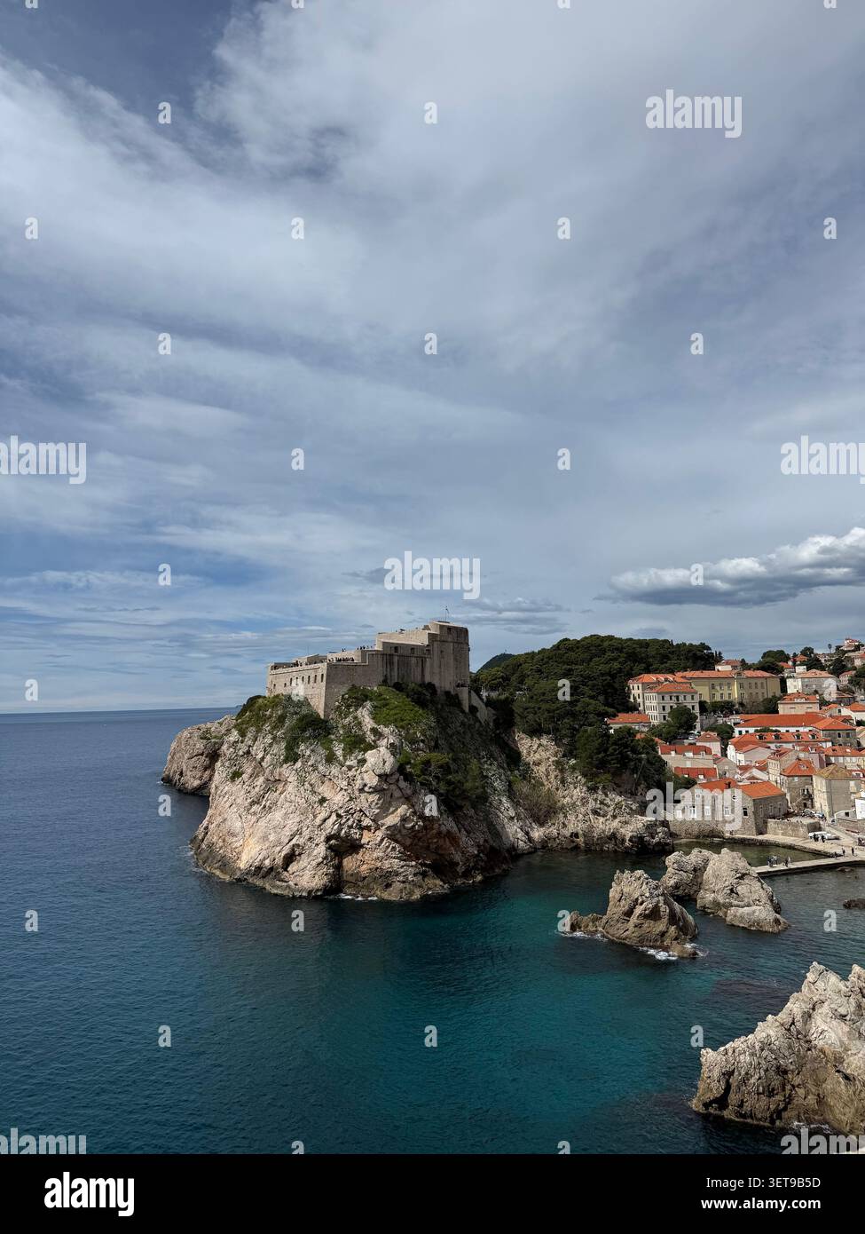 Fortezza di Lovrijenac e mura della città vecchia dall'alto, Dubrovnik, Dalmazia, Croazia, Mare Adriatico, aprile 2026 - Immagine stock catturata con smartphone