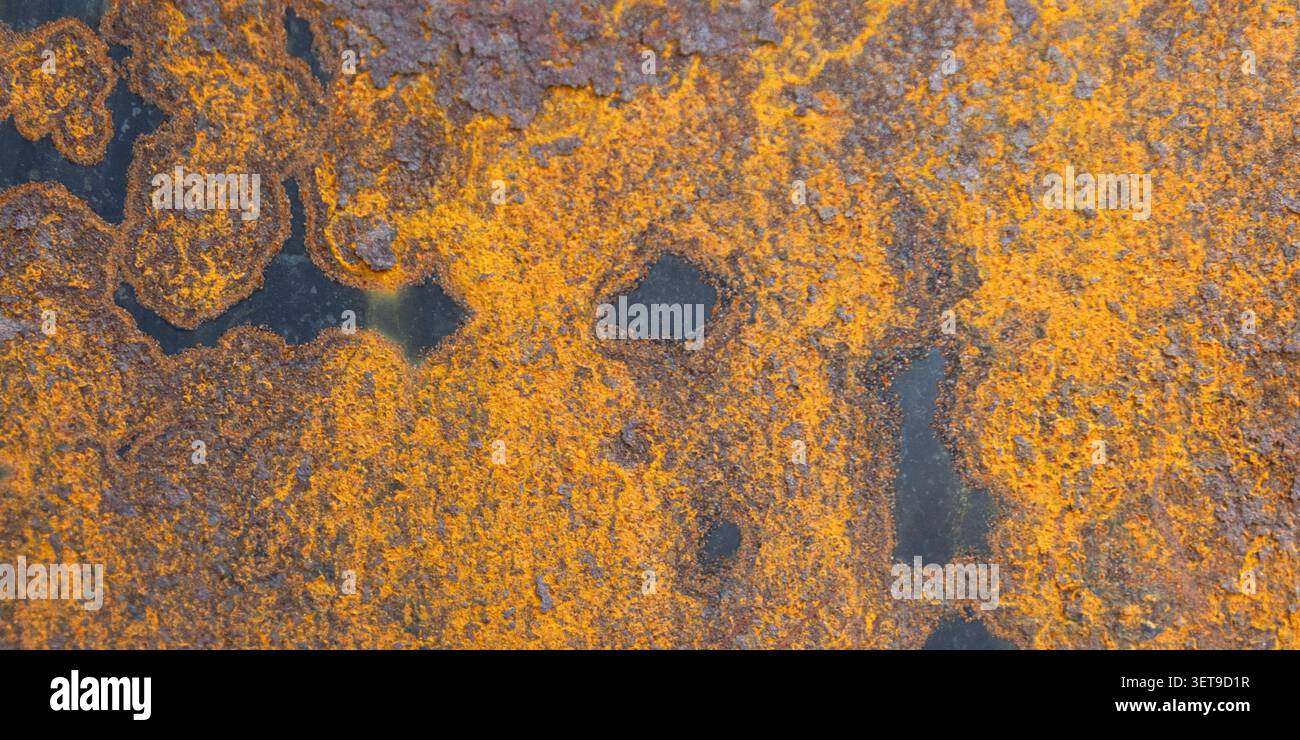Sfondo in metallo arrugginito invecchiato con segni di ossidazione arancione Foto Stock