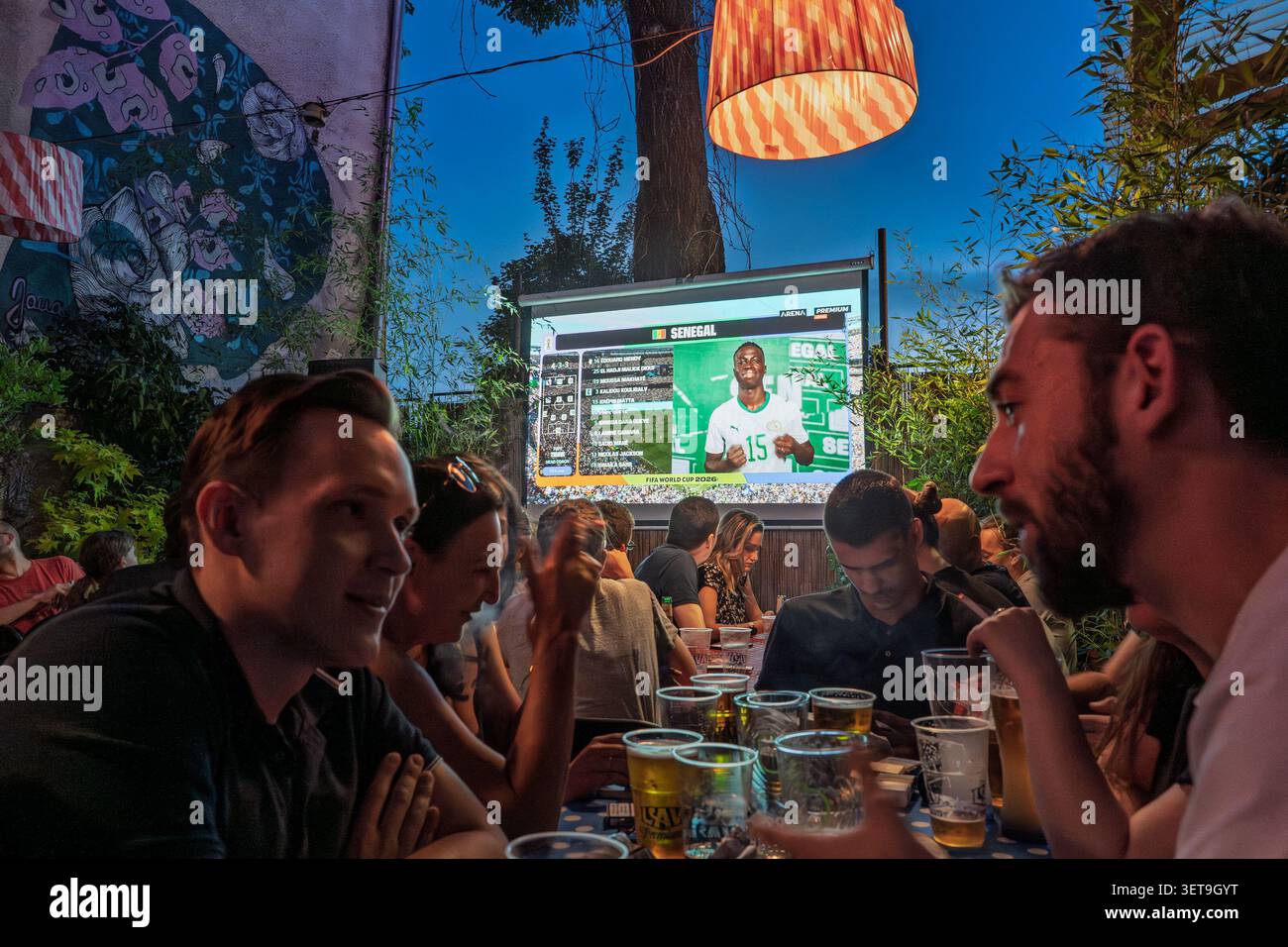 BELGRADO, SERBIA - 16 GIUGNO 2026: Le persone guardano la squadra di calcio senegalese sullo schermo di un bar di Belgrado durante una partita Francia contro Senegal all'F Foto Stock