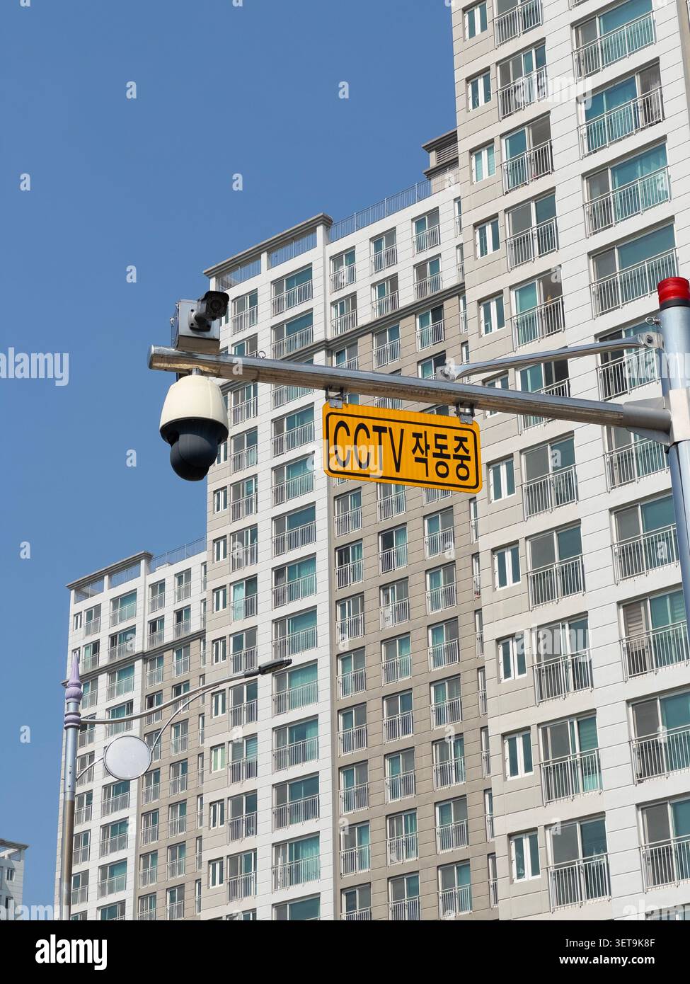 Seoul, Corea del Sud- 06.12.2026: Monitoraggio della telecamera di sicurezza a circuito chiuso moderno edificio residenziale in Corea del Sud Foto Stock