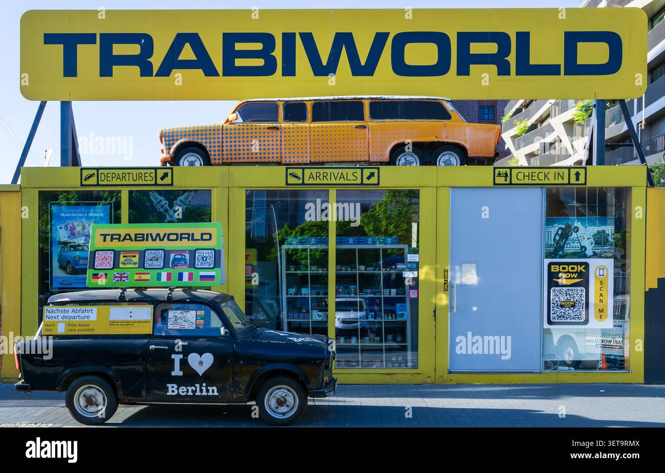 Attrazione turistica TrabiWorld vicino al Checkpoint Charlie con una classica Trabant, uno dei simboli più riconoscibili dell'ex Germania Est. Foto Stock