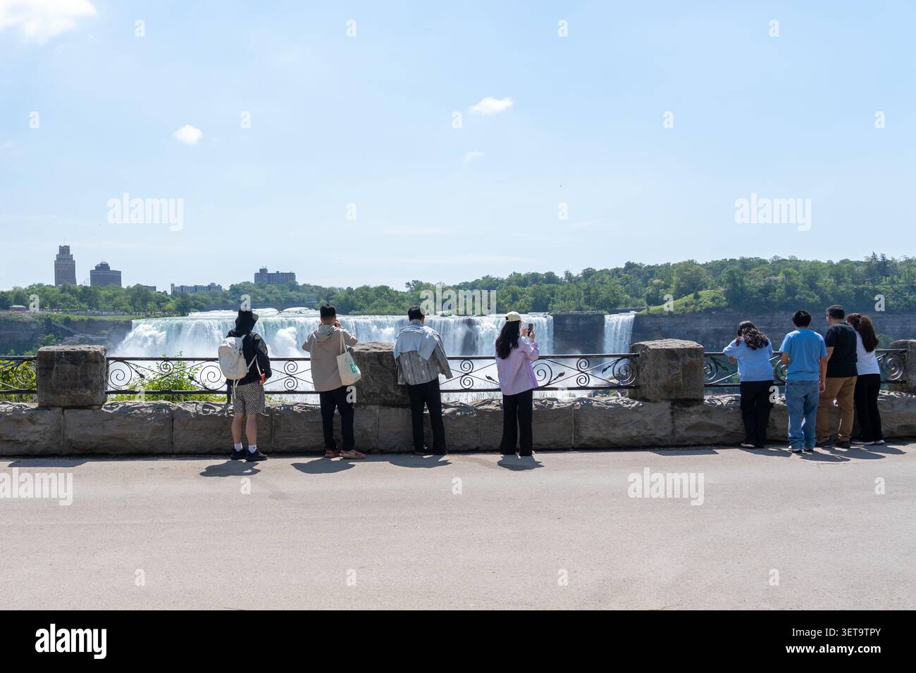 Cascate del Niagara, Ontario, Canada – 6 giugno 2026: Turisti che osservano le cascate dalla Niagara Parkway sul lato canadese in Ontario, Canada. Foto Stock