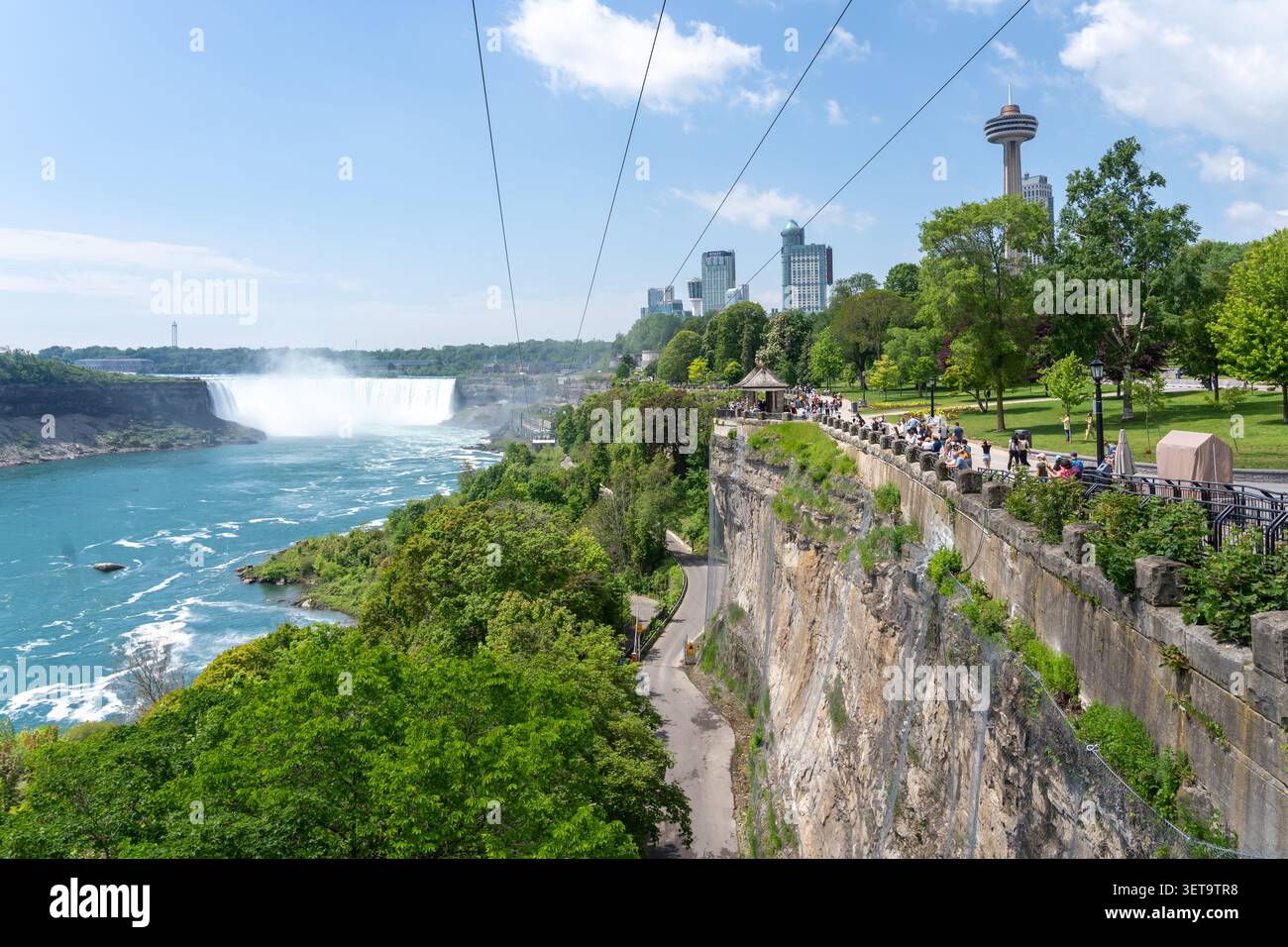 Il sentiero pedonale del Niagara Parkway e un'attrazione con teleferica con le Horseshoe Falls canadesi sullo sfondo. Cascate del Niagara, Ontario, Canada. Foto Stock