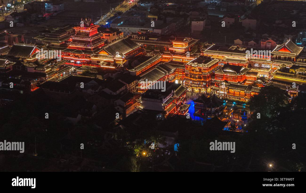 Vista aerea dell'architettura tradizionale illuminata del Giardino Yu di notte, caratterizzato da tetti ornati e lanterne luminose a Shanghai, Shanghai, C. Foto Stock