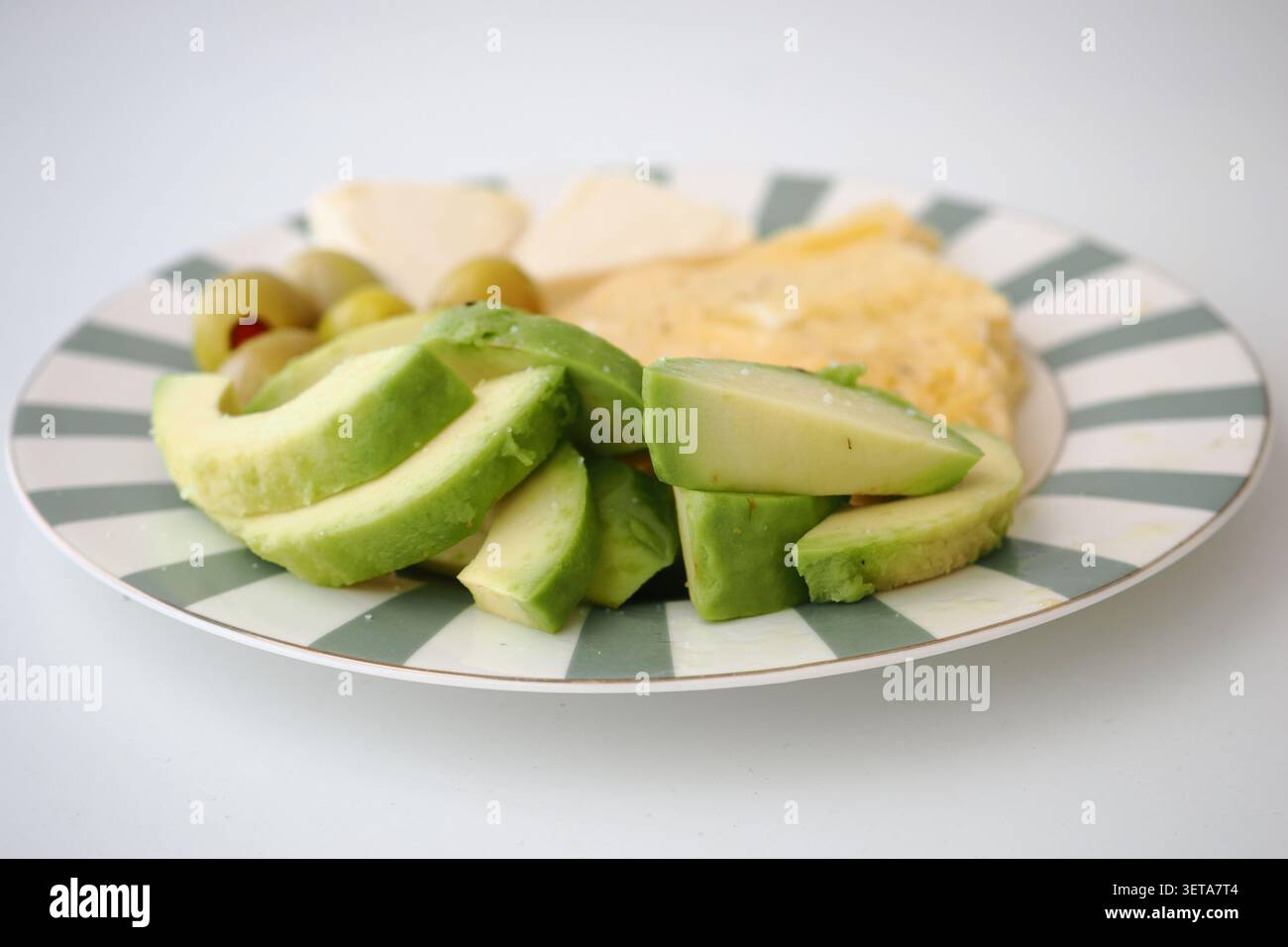 Piatto della colazione con avocado, formaggio e uova Foto Stock