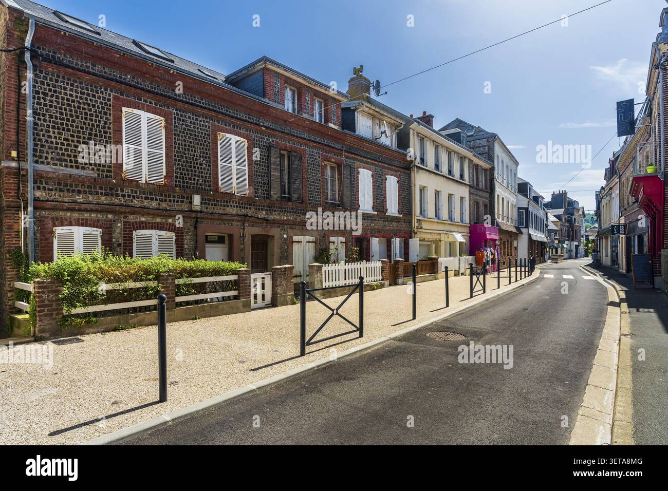 Centro storico di Etretat, Seine-Maritime, Normandia, Francia, con architettura tradizionale normanna, strade affascinanti ed eleganti edifici storici Foto Stock